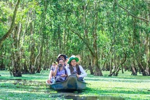 Visitors tour Tra Su melaleuca forest in Van Giao commune, Tinh Bien district, An Giang province (Photo: VNA)